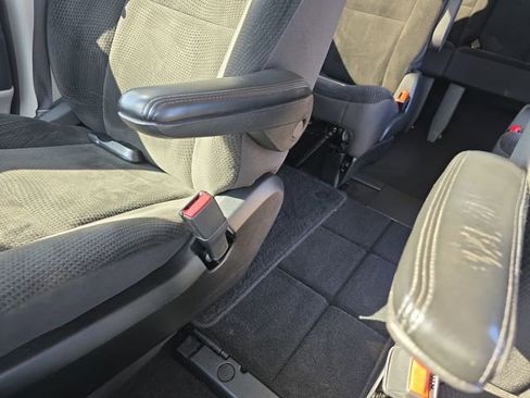 Used 2018 Dodge Grand Caravan SE w/ UConnect Hands-Free Group image 20