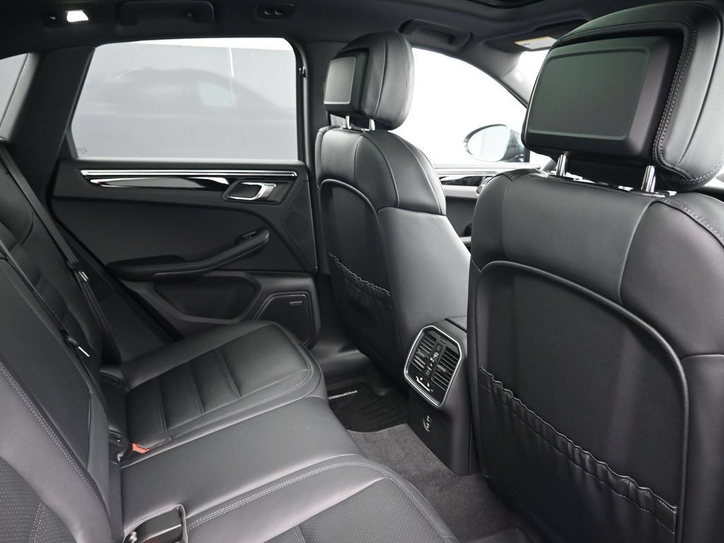 Certified 2026 Porsche Macan AWD/4WD image 7