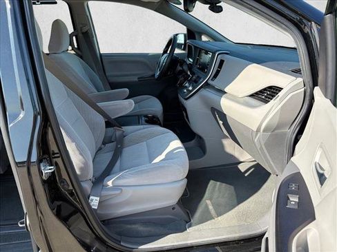 Used 2020 Toyota Sienna LE image 24