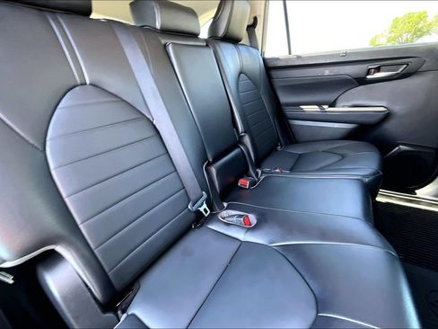 Used 2022 Toyota Highlander XLE AWD/4WD image 26