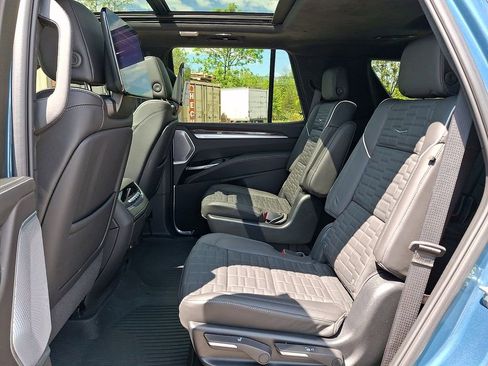 Used 2025 Cadillac Escalade Premium Luxury Platinum AWD/4WD image 10