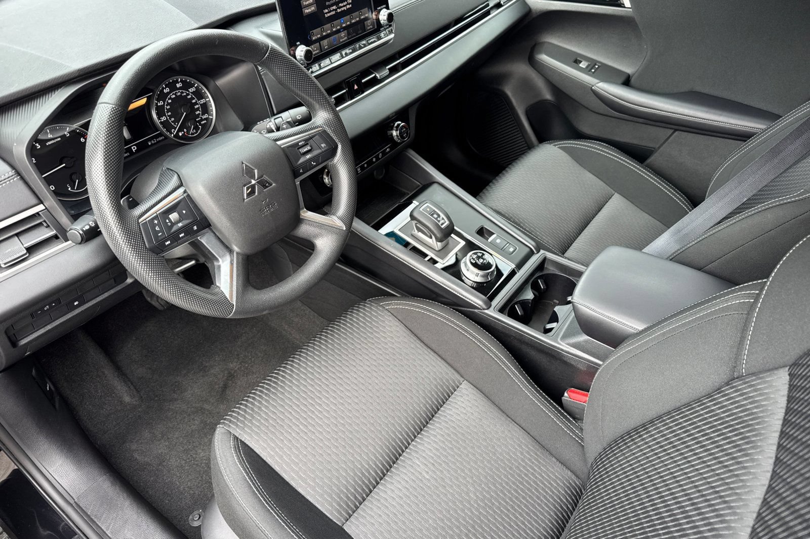 Used 2024 Mitsubishi Outlander ES FWD image 13