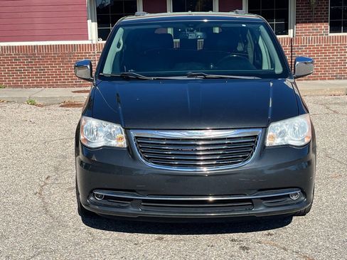 Used 2011 Chrysler Town & Country Touring-L image 3