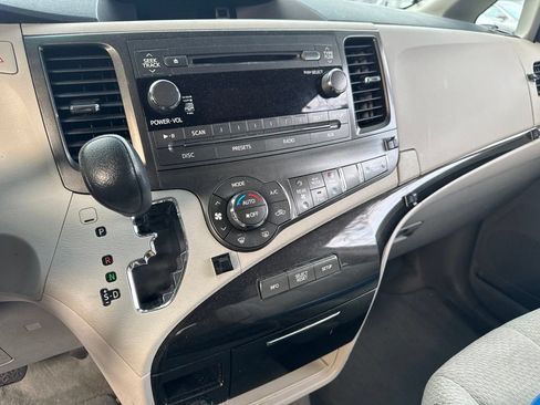 Used 2014 Toyota Sienna LE FWD image 7