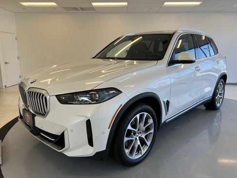 Used 2024 BMW X5 xDrive40i w/ Premium Package image 3
