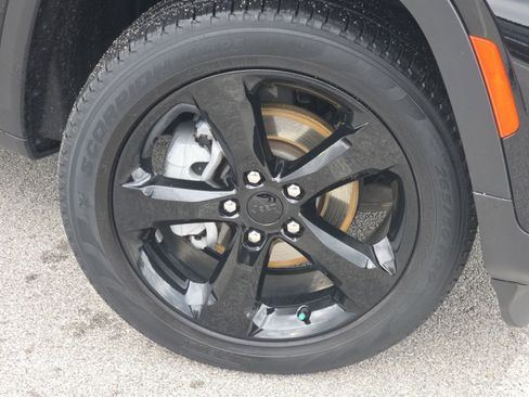 Used 2023 Jeep Grand Cherokee Limited w/ Black Appearance Package image 11