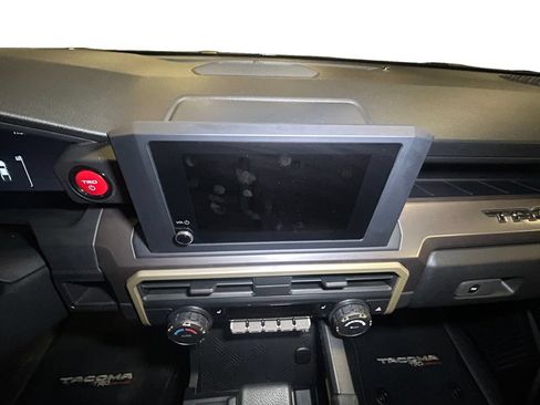 Certified 2025 Toyota Tacoma TRD Off-Road AWD/4WD image 10