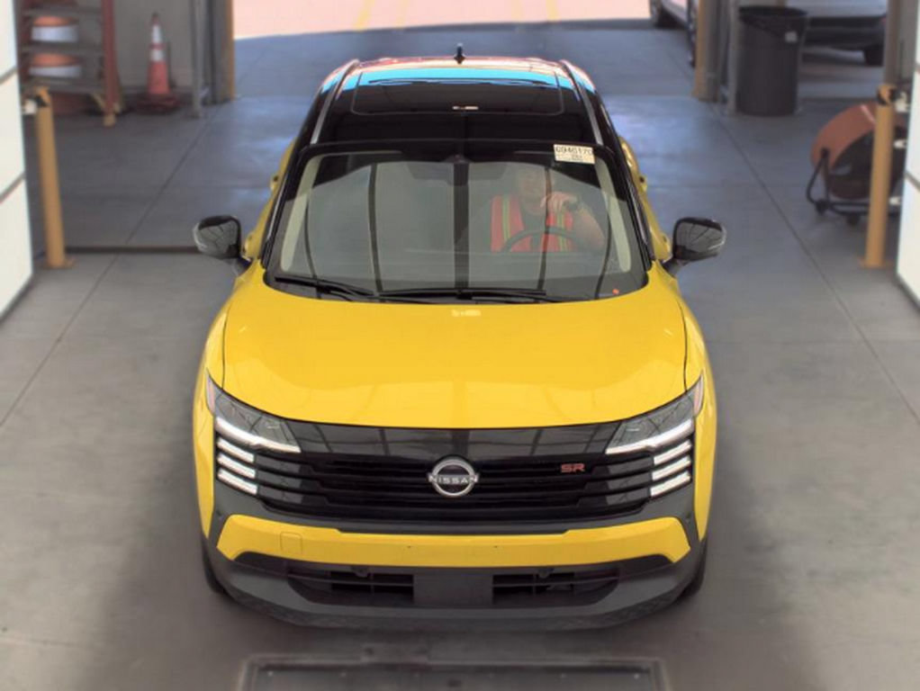 Used 2025 Nissan Kicks SR w/ SR Premium Package AWD/4WD image 2