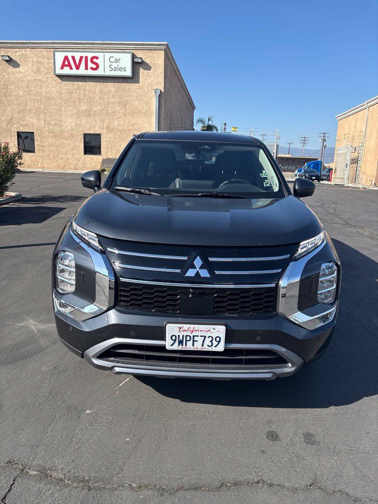 Used 2025 Mitsubishi Outlander SE AWD/4WD image 2