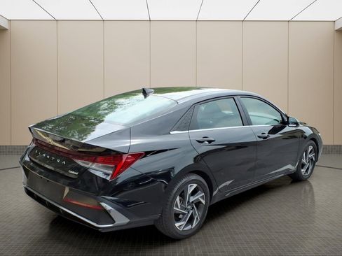 Certified 2024 Hyundai Elantra Limited FWD image 12