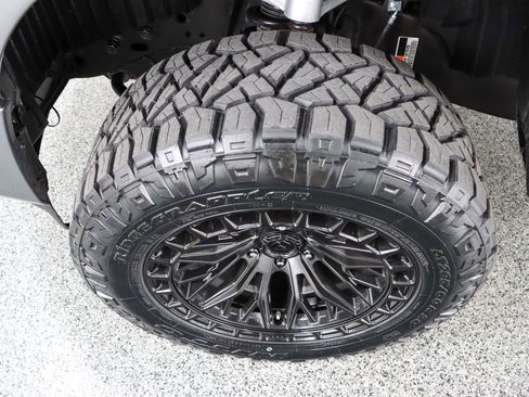 Used 2023 Nissan Titan SV image 11