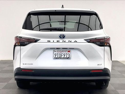 Used 2025 Toyota Sienna XLE image 3