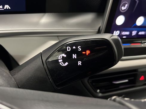 Used 2025 Volkswagen Tiguan SE AWD/4WD image 18