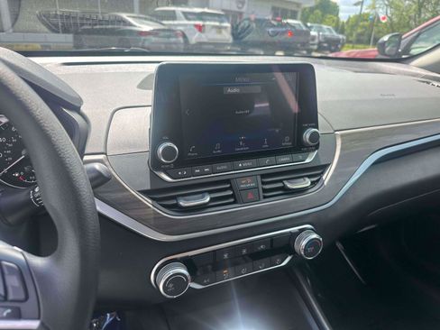 Used 2025 Nissan Altima 2.5 SV FWD image 27
