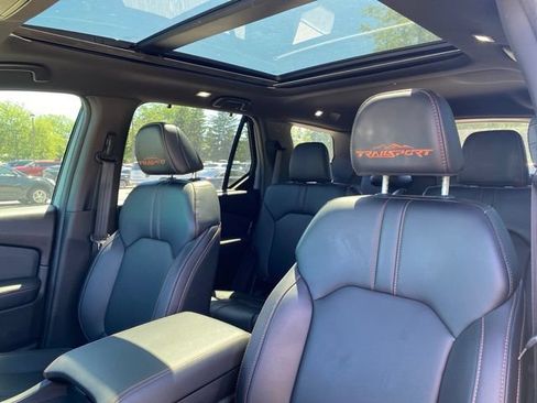 Used 2025 Honda Pilot TrailSport image 2
