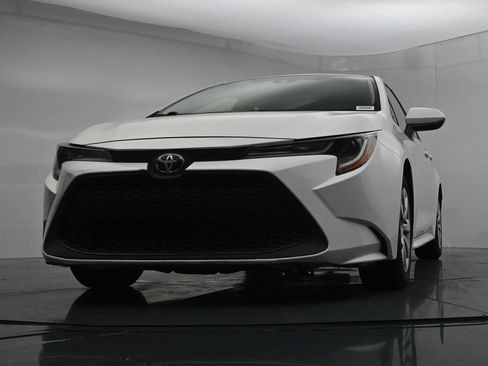 Used 2021 Toyota Corolla LE FWD image 19