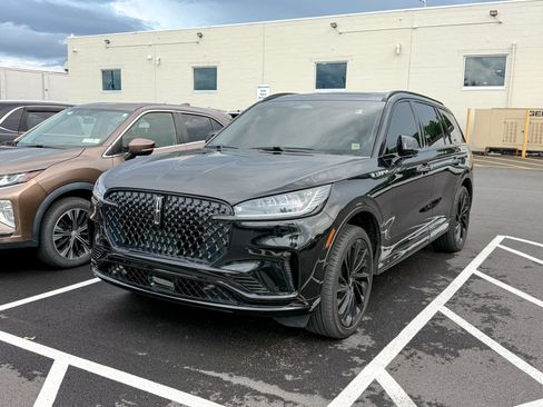 Certified 2025 Lincoln Aviator Reserve w/ Jet Appearance Package AWD/4WD image 3