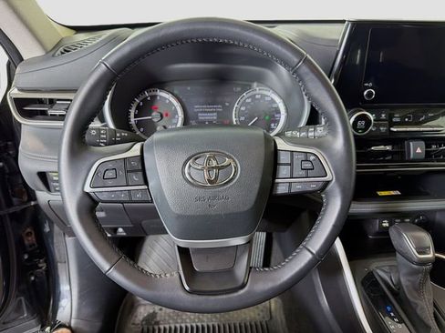Used 2024 Toyota Highlander XLE AWD/4WD image 12
