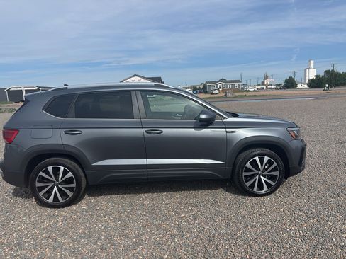 Used 2023 Volkswagen Taos SE FWD image 3