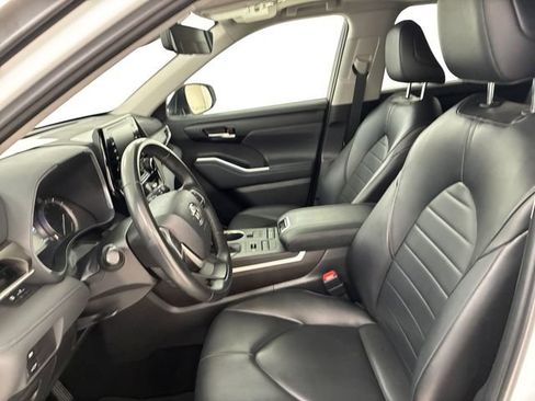 Used 2022 Toyota Highlander XLE AWD/4WD image 12