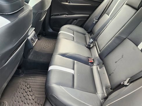Used 2025 Toyota Camry SE image 30