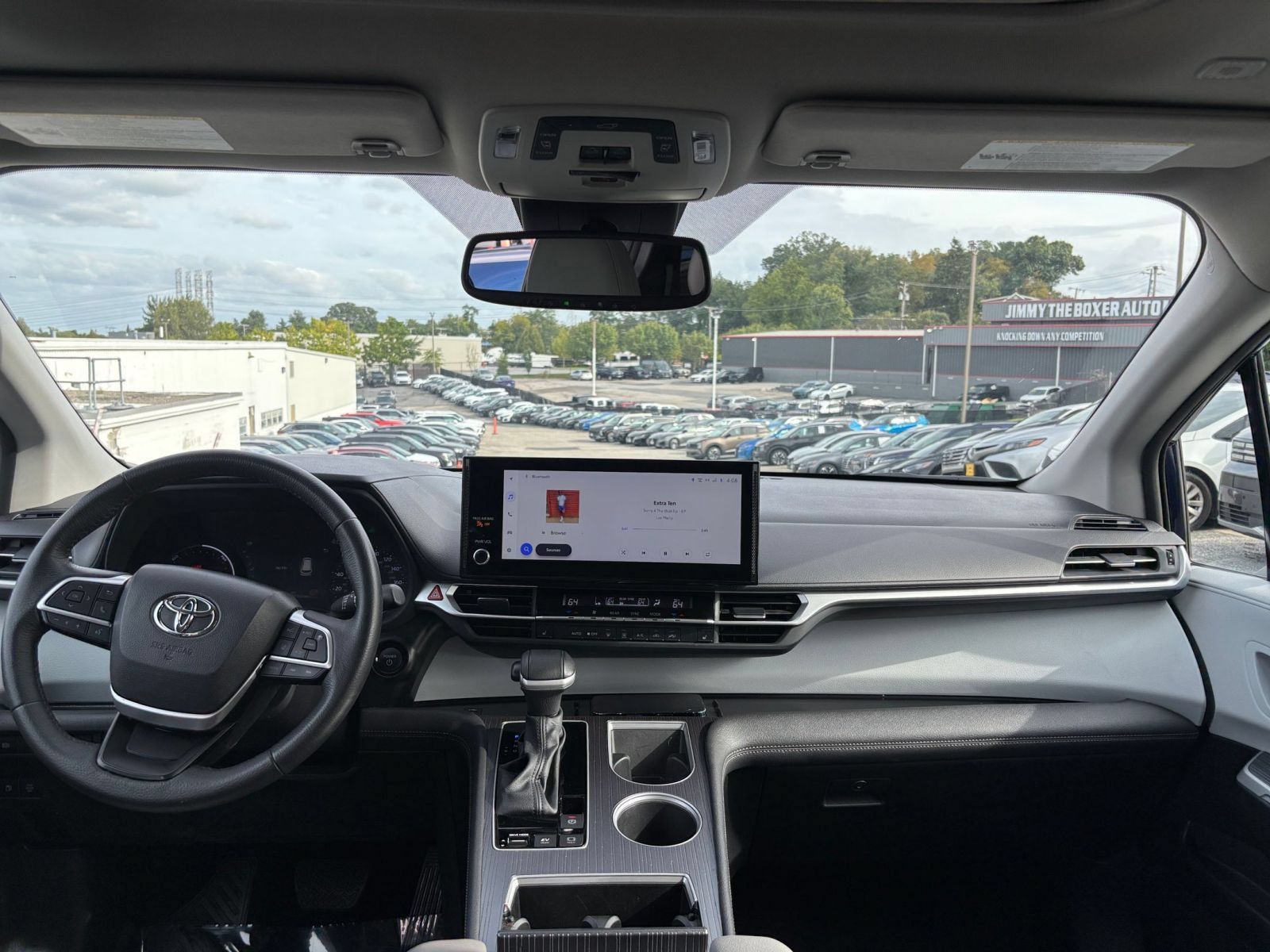 Used 2025 Toyota Sienna XLE FWD image 35