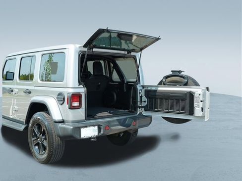Used 2020 Jeep Wrangler Unlimited Sahara AWD/4WD image 18
