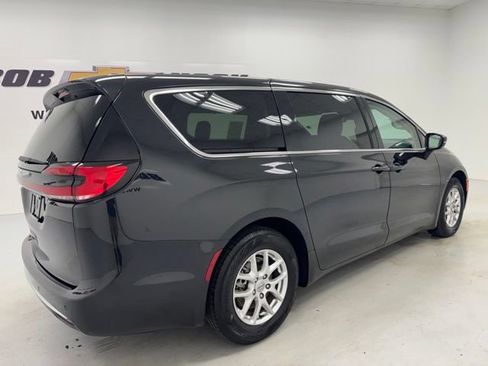 Used 2024 Chrysler Pacifica Touring-L FWD image 5
