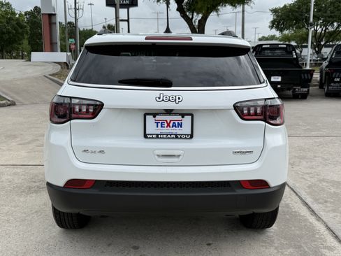 Used 2024 Jeep Compass Latitude AWD/4WD image 6
