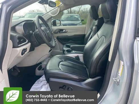 Used 2023 Chrysler Pacifica Touring-L FWD image 17