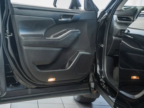 Used 2022 Toyota Highlander XLE AWD/4WD image 39