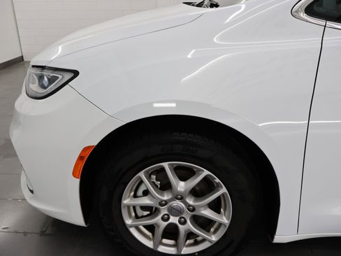 Used 2024 Chrysler Pacifica Touring-L image 32