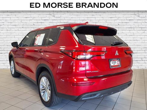 Used 2022 Mitsubishi Outlander ES image 3