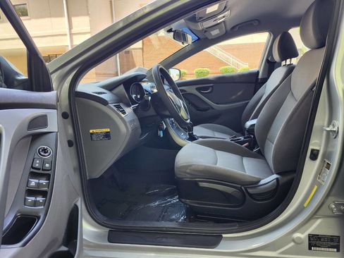 Used 2014 Hyundai Elantra SE w/ Option Group 02 FWD image 4