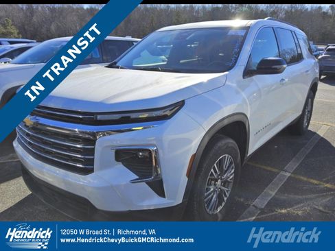Used 2025 Chevrolet Traverse LT image 1