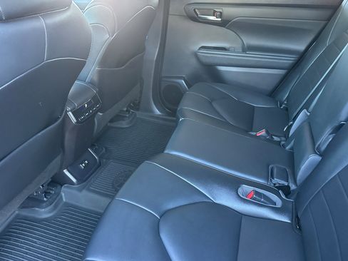 Used 2021 Toyota Highlander XLE image 12