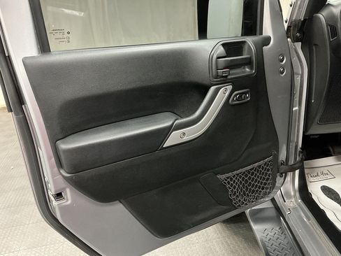 Used 2017 Jeep Wrangler Unlimited Sahara w/ Connectivity Group AWD/4WD image 21