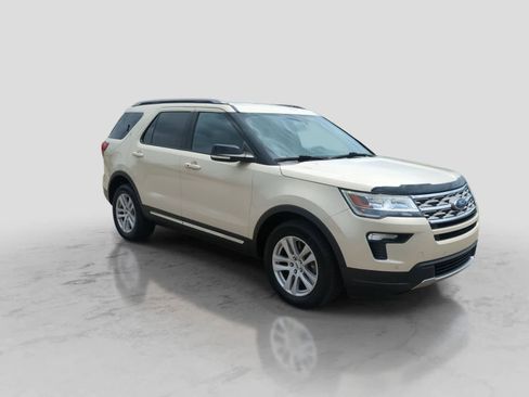 Used 2018 Ford Explorer XLT w/ Equipment Group 202A AWD/4WD image 2