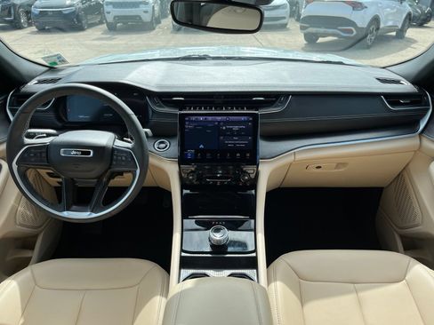 Used 2024 Jeep Grand Cherokee Limited RWD image 9