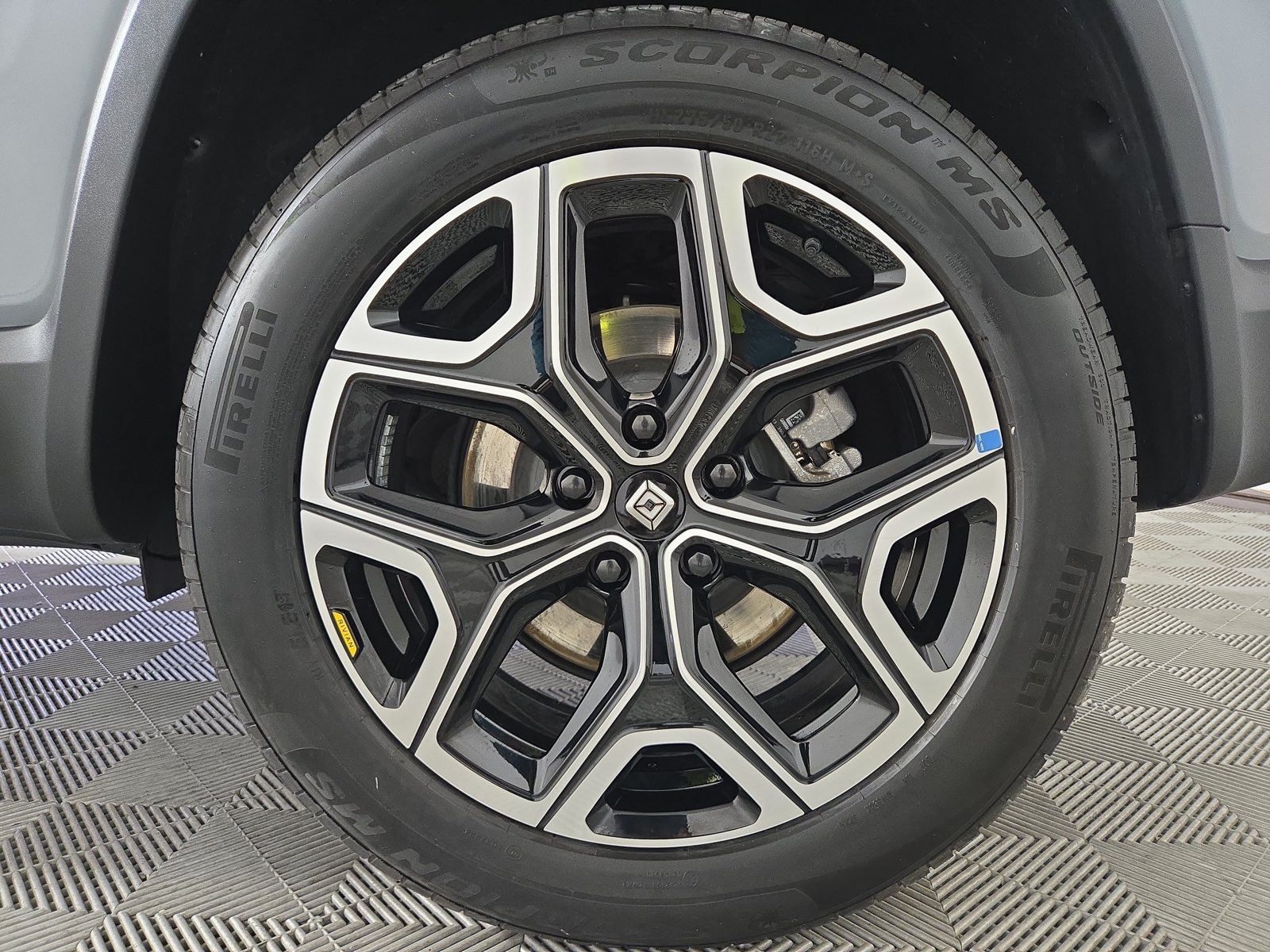 Used 2025 Rivian R1S Adventure Dual AWD/4WD image 10