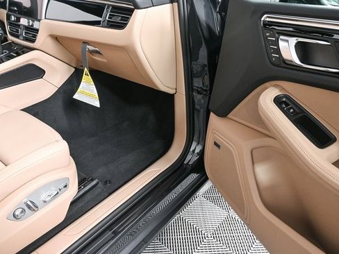 Certified 2025 Porsche Macan AWD image 27