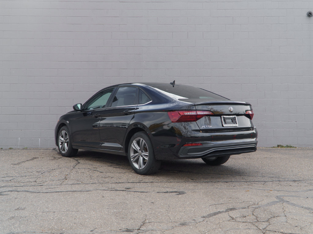 Used 2024 Volkswagen Jetta SE w/ Panoramic Sunroof Package FWD image 3