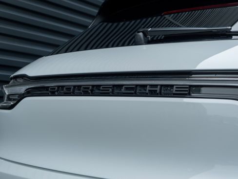 Certified 2025 Porsche Macan image 40
