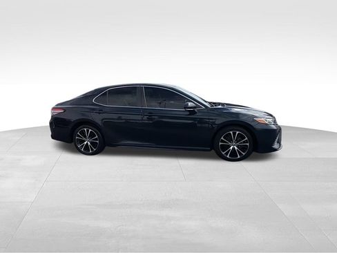 Used 2018 Toyota Camry SE w/ Convenience Package FWD image 2