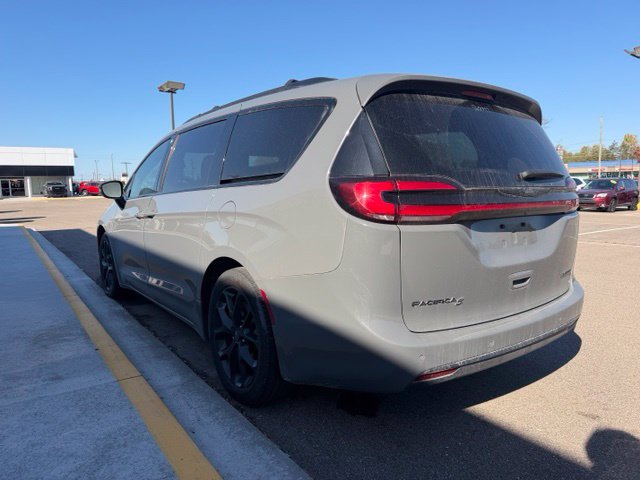 Used 2025 Chrysler Pacifica Limited FWD image 9