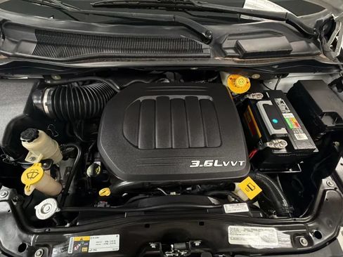 Used 2016 Chrysler Town & Country Limited FWD image 23