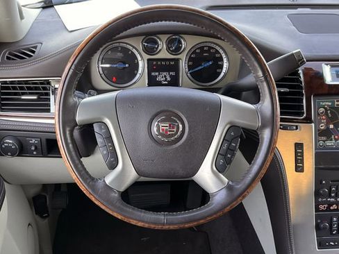 Used 2011 Cadillac Escalade Platinum image 11