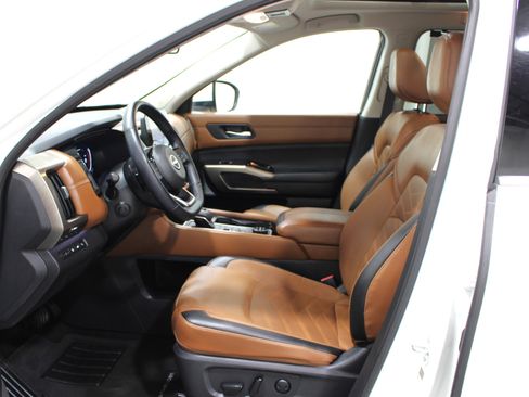 Used 2024 Nissan Pathfinder Platinum AWD/4WD image 3