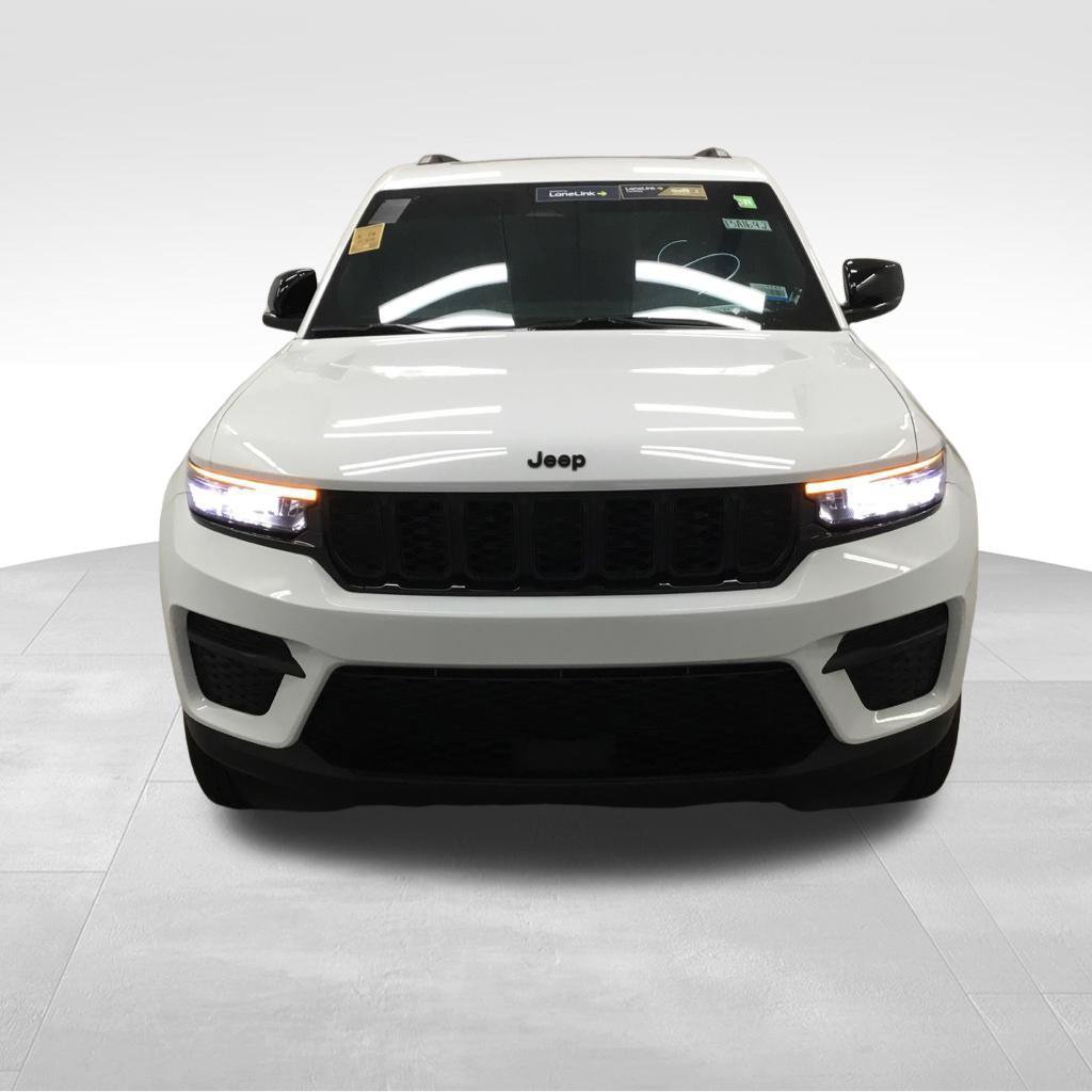 Used 2025 Jeep Grand Cherokee Altitude AWD/4WD image 3