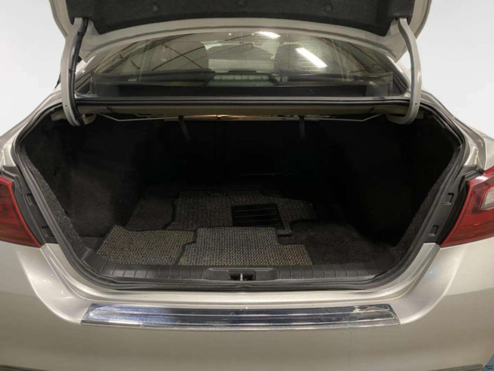 Used 2017 Nissan Altima 2.5 SR w/ LED Appearance Package FWD image 33